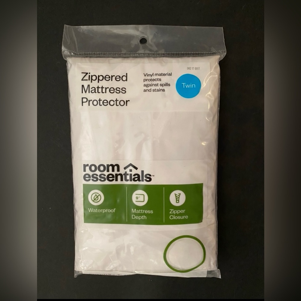 Room Essentials Zippered twin Sz Mattress Protector Waterproof White